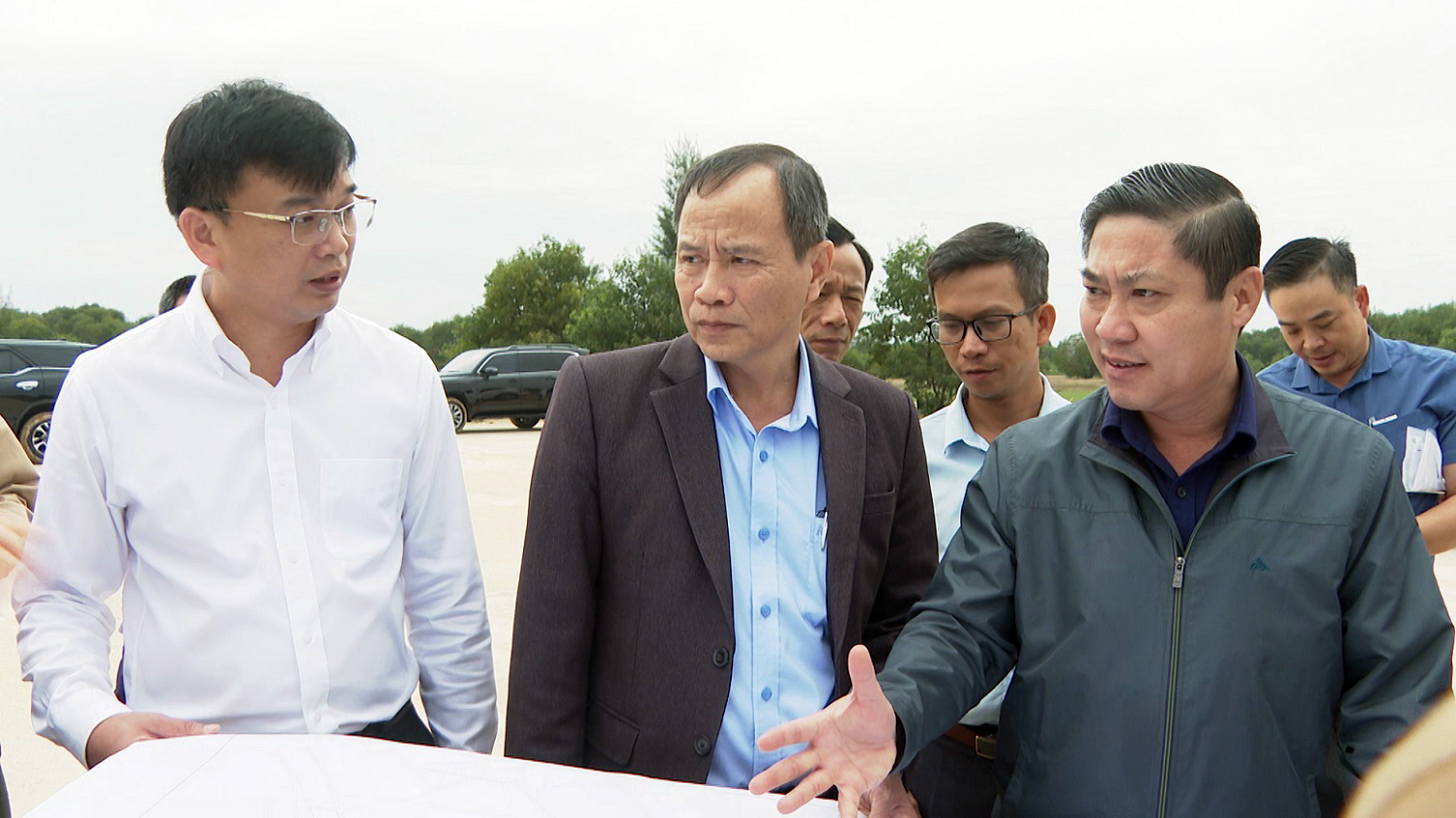 Ông Phan Thái Bình, Phó Chủ tịch UBND thành phố Đà Nẵng cùng chủ đầu tư kiểm tra tình hình triển khai dự án