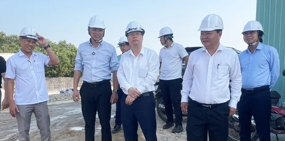 Mr. Le Hung Anh, Chairman of BIN Corporation (second from left), together with Da Nang City leaders inspecting the project. Mr. Le Hung Anh, Chairman of BIN Corporation (second from left), together with Da Nang City leaders inspecting the project.