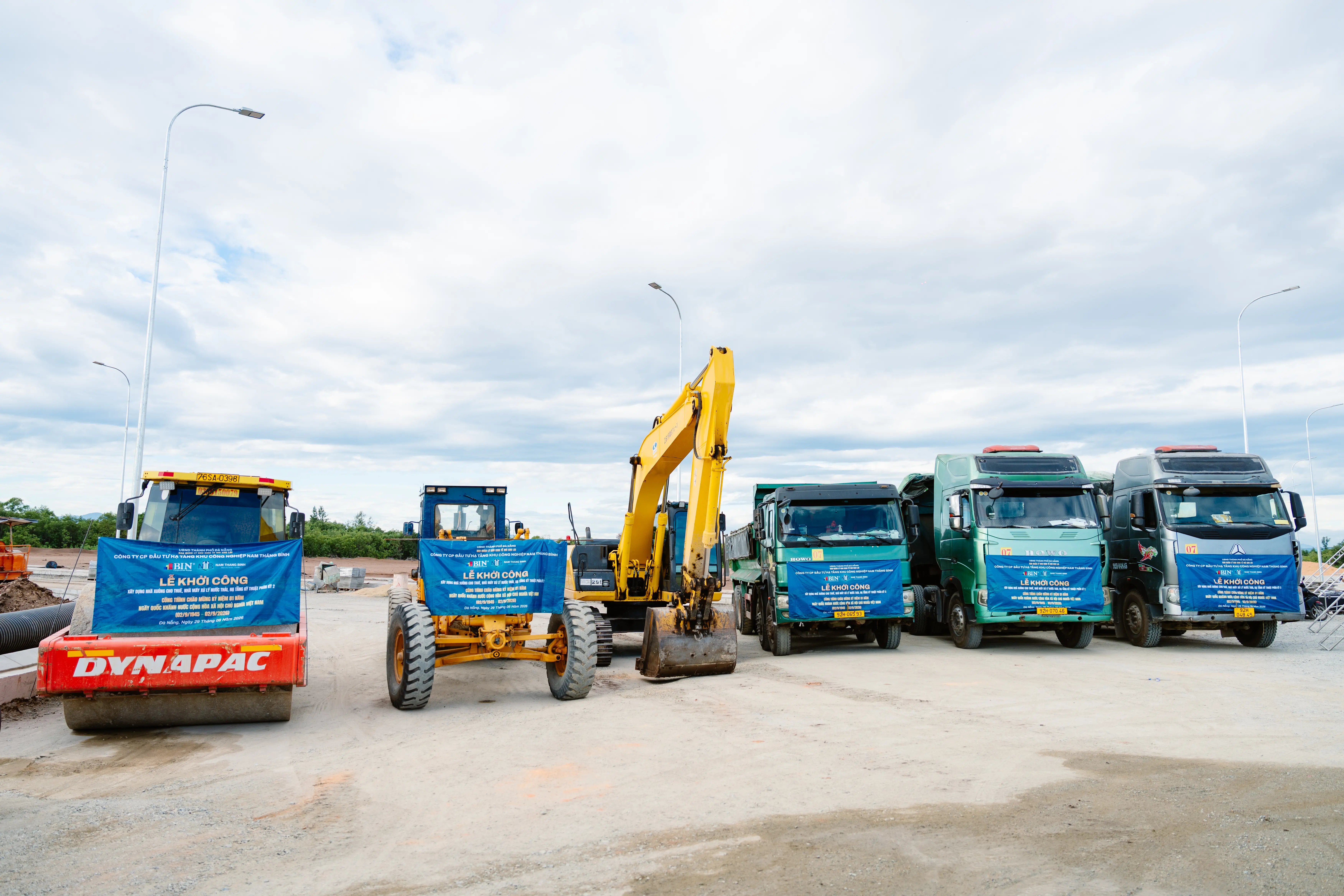Máy móc, phương tiện thi công được tập kết, sẵn sàng phục vụ quá trình triển khai các hạng mục sau Lễ khởi công.