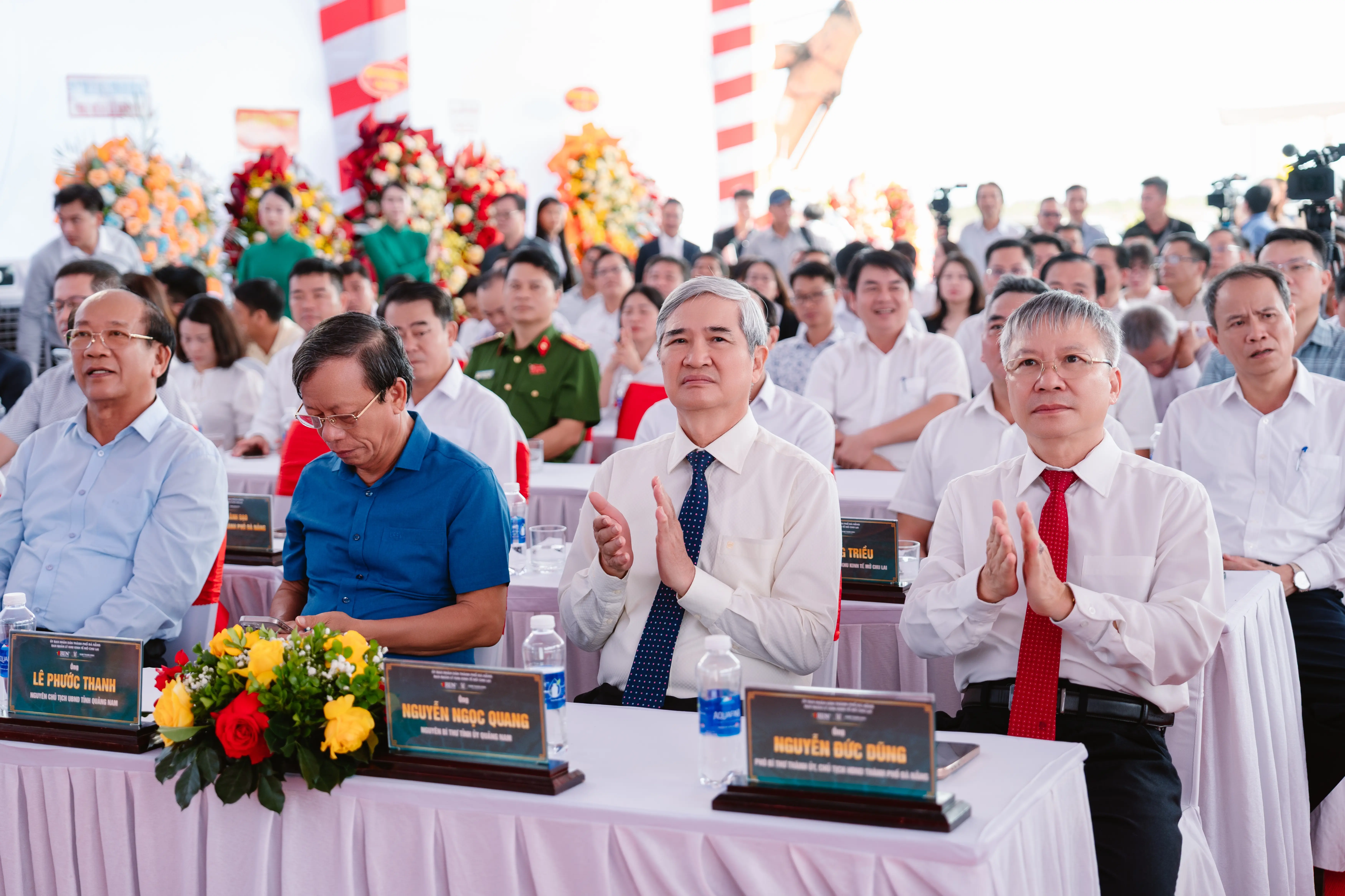 Đại biểu và khách mời tham dự Lễ khởi công tại Khu công nghiệp Nam Thăng Bình