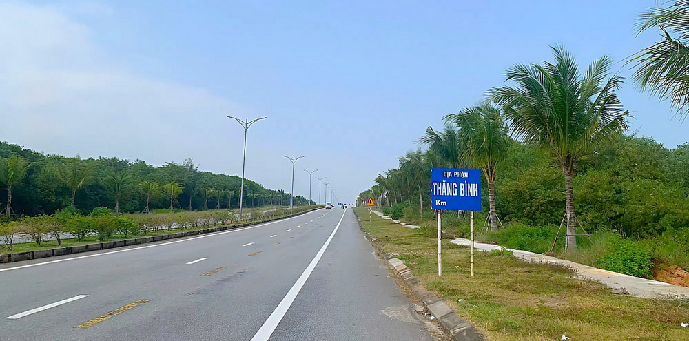 Coastal road section passing through Thang Binh District, Quang Nam Province. (Photo by Le Le) Coastal road section passing through Thang Binh District, Quang Nam Province. (Photo by Le Le)