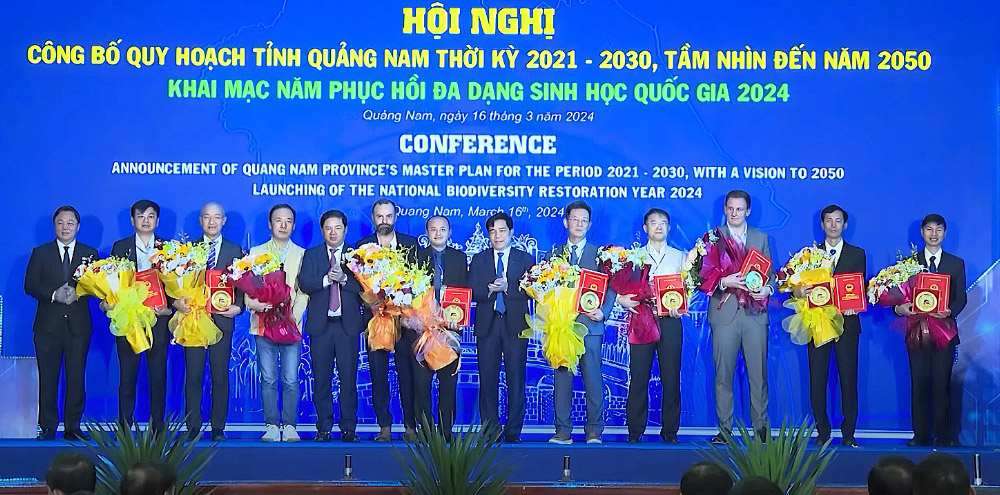 Provincial leaders of Quang Nam present the site research agreement to Mr. Le Hung Anh, Chairman of BIN Corporation (second from left).