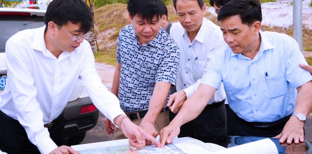 Mr. Le Van Dung (far right), Standing Deputy Secretary of the Quang Nam Provincial Party Committee, surveys the investment site with BIN Corporation leaders.