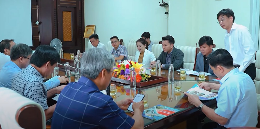 Mr. Le Hung Anh (right), Chairman of BIN Corporation, discusses the vision and opportunities for collaboration with Quang Nam Province on the Nam Thang Binh Industrial Park project.