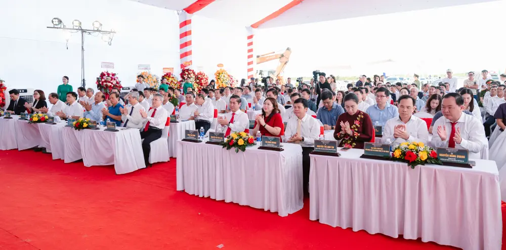 Lễ khởi công với sự tham dự của hơn 130 đại biểu cấp cao.
